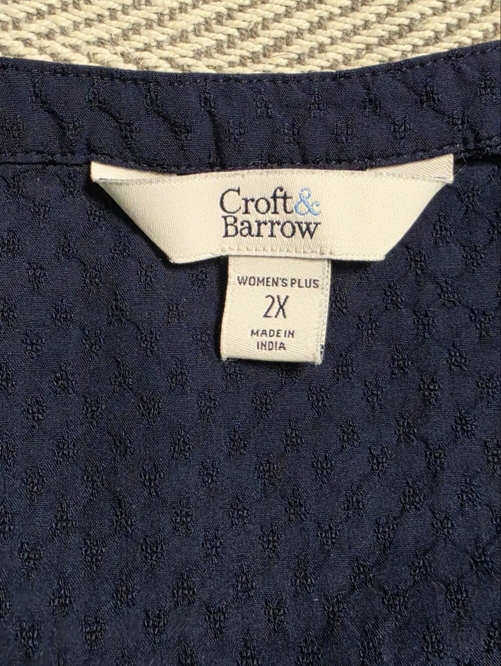 Croft & Barrow Navy Sleeveless Pintuck V-Notch Blouse, 2X - Picture 3 of 6